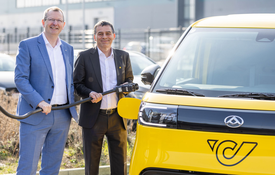 v.l.: Stefan Stallinger, Technikvorstand, EVN, mit Peter Umundum, Generaldirektor-Stellvertreter, Österreichische Post