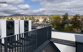 Vier kaskadierte Vaillant aroTherm plus Luft-Wärmepumpen-Außeneinheiten wurden am Dach aufgestellt: Sie bilden die Grundlage der Wärmepumpen-Heizlösung im Projekt Hütteldorfer Straße 335