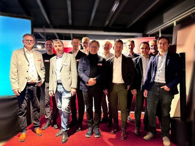 Präsentierten die Inhalte (v.l.n.r.): Johannes Kainz (Leitung E-Business Odörfer), Manfred Richter (Juprowa – OneQrew), Harald Wolf (Lightwolf), Michael Engelbogen (Leitung Vertrieb Odörfer), Christian Klug (Odörfer), Benjamin Ferschin (Dimplex), Daniel Hiebaum (Smartbricks), Matthias Tanzer (Servicequadrat), Peter Lietz (Energieagentur Lietz), Wolfgang Ekam (FUPC KI), Norbert Gaisrucker (Odörfer) und Leopold Lasselsberger (Prakom – OneQrew)