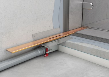 Einbaubeispiel der ShowerDrain SE+ mit Duschrinnenprofil Kupfer.