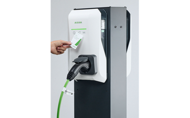 Keba präsentiert Wallbox KeContact P40 mit Typ-2-Buchse.
