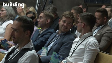 Das IMMOFuture Lab ist wieder da und schlägt gleich in die Vollen. Aber gut, worauf auch warten. Nichts geringeres als die heißen Themen Umweltschutz, Nachhaltigkeit und Wiederverwendung von Rohstoffen nimmt man sich zur Brust. Eines war vom ersten bis zum letzten Speaker klar, es muss bald etwas passieren, denn es ist nicht mehr 5 vor 12 sondern bereits 10 nach 12.
der Kongress beschäftigte sich mit allen Aspekten der Kreislaufwirtschaft und Wiederverwendung von Rohstoffen, von der Planung über die notwendigen Digitalisierungsprozesse zur Erfassung der materiellen Zusammensetzung, bis hin zur späteren Errichtung und Nutzung der zukunftsträchtigen Gebäude für die Ewigkeit. 
Aber was bedeutet die Ewigkeit im Zusammenhang mit Immobilien?