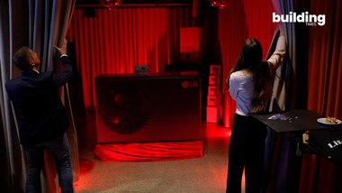 Die neuen Wärmepumpen der Produktlinie „Therma V“ von LG mit dem Kältemittel R290 (Propan) sind ein wichtiger Schritt in Richtung nachhaltiger und effizienter HLK-Technologie.
Im Rahmen eines Händlerevents wird die neue Generation von Luft-Wasser-Wärmepumpen dem österreichischen Fachpublikum vorgestellt.
Der außergewöhnlich leise Betrieb der LG Therma V ist optimal für Österreich mit seinen strengen gesetzlichen Bestimmungen.

Die neue Wärmepumpe zeichnet sich durch beeindruckend niedrige Schallwerte aus, die eine hohe Flexibilität bei der Wahl des Aufstellungsortes ermöglicht. Dies ist besonders in städtischen und dicht besiedelten Gebieten von Vorteil, in denen Lärmschutz eine wichtige Rolle spielt.

Die neue Propangas-Wärmepumpe Therma V ist in vier Größen von 9 bis 16 kW erhältlich.
Mit einer Vorlauftemperatur von 75 Grad eignet sich die Wärmepumpe für Neubauten, vor allem aber für Sanierungen.

Bei der Präsentation der neuen „Therma V“-Modelle steht der Austausch mit Händlern und Partnern im Mittelpunkt. Experten von LG stehen österreichischen Großhändlern und Installateuren Rede und Antwort zur neuesten Wärmepumpen-Generation.

Die heutige Veranstaltung unterstreicht das Engagement von LG für nachhaltige Lösungen und den engen Austausch mit den österreichischen Händlern & Installateuren.

==================
Im Interview:
Michael Heeger - Director Air Conditions & Energy Solutions, LG Electronics
Oliver Knippel - Geschäftsführer, IPK Knippel
Bernhard Bauer - Vertriebstechnikleiter Heizung & Energie, SHT Haustechnik
Gregor Gstaltner - Geschäftsführer, Aersys
Erhart Kurz - Niederlassungsleiter, IPK Knippel