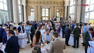 Das traditionelle Gloriette-Frühstück lockt auch heuer wieder bei Kaiserwetter zahlreiche Kunden, Partner und Freunde des Immobilien Magazin Verlags zu guten Gesprächen, feinem Essen und einem fantastischen Ausblick.
Es ist die perfekte Gelegenheit, den führenden Verlag der Immobilienbranche in stilvollem Rahmen gemeinsam zu feiern.

Das Who-is-Who der Immobilienbranche trifft sich an diesem sonnigem Tag und trägt so zum Gelingen der Veranstaltung bei.

Der Immobilien-Magazin-Verlag mit den Magazinen „Bellevue“, „Building Times“ und „Immobilien Magazin“ berichtet über die aktuellen News der Branche, mit Hintergrundinformationen, Veranstaltungsberichten, aber auch exklusiven Recherchen.

Die Medien des Immobilien Magazin Verlags werden in der Branche hoch geschätzt.

Mit der Übernahme des deutschen Luxus-Immobilienmagazins „Bellevue“ erfolgt nun die weitere Expansion.

Zahlreiche langjährige Partner schätzen die Zusammenarbeit mit dem führenden Verlag der Immobilienwirtschaft und der Werbeagentur epmedia.

Die Veranstaltung bietet die Möglichkeit, sich in entspannter Atmosphäre auszutauschen, neue Partnerschaften zu knüpfen und über die Zukunft zu diskutieren.

Das gesamte Team des Immobilien Magazin Verlags bedankt sich bei seinen treuen Kunden & Partnern für die langjährige Zusammenarbeit und freut sich auf viele weitere spannende Jahre.

==============================

Im Interview:
Sascha Haimovici - Geschäftsführer, IMMOcontract
Stephan Pasquali - Geschäftsführer, Neubau 3SI Immogroup
Florian Kammerstätter - Geschäftsführer, CONSULTING Company IMMOBILIEN 
Peter Huber - Geschäftsführer, Viessmann 
Reinhard Schertler - Geschäftsführer, S+B Gruppe
Michael Neubauer - Geschäftsführer, NOE IMMOBILIEN DEVELOPMENT
Wolfgang Burianek - Verkaufsleiter, LAUFEN Austria 
Alexander Bosak - Geschäftsführender Gesellschafter, EXPLOREAL
Paul Grassel - Geschäftsführer, IG Immobilien  
Anton Holzapfel - Geschäftsführer, ÖVI
Philipp Maisel - Teamleiter Zinshaus, Otto Immobilien
Thomas Thaler - Standortleiter, ZIMA 
Roland Pichler - Geschäftsführer, DIE WOHNKOMPANIE
Herwig Peham - Head of Investment, EHL  Investment Consulting
Karina Schunker - Geschäftsführerin, EHL Wohnen
Sascha Krammer - VP Business Sales Multichannel Management & Immobilienwirtschaft, Magenta Business 
Judith Kössner - Head of Immobilien, willhaben
Sandra Bauernfeind - Geschäftsführerin, Heimat Österreich
Marcus Schwab - Geschäftsführer, mabes