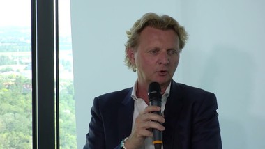 Das Thema der aktuellen Diskussionsrunde? Bis 2030 will Europa die Treibhausemissionen um mindestens 40 Prozent senken. Immobilien haben hier einen wesentlichen Anteil am CO2-Ausstoß. Deshalb setzen immer mehr Immobilienentwickler auf Holz-Hybrid-Bau. Doch ist Holz so viel nachhaltiger als Beton? Diesem brisanten Thema stellen sich in der Diskussion: Ewald Stückler (T.O.C.), Sebastian Spaun (VÖZ) und Martin Löcker (UBM) unter der Moderation von Gerhard Rodler.