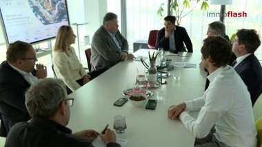 Das Konzept der Standort- und Quartiersentwicklung gewinnt in der Immobilienwirtschaft zunehmend an Bedeutung.  Beim 1. Round Table zum Thema „Standort- und Quartiersentwicklung: Zukunftsperspektiven und Herausforderungen“ diskutieren Expert:innen der Immobilienwirtschaft über die vielen Herausforderungen, von demografischen Veränderungen über Verkehrsplanung bis hin zu rechtlichen Fragen.

Ein wichtiges Thema: Verkehrsplanung. Quartiersentwicklung muss Verkehrswege berücksichtigen. 

Aber auch Nachhaltigkeit ist - Stichwort EU-Taxonomie - Grundvoraussetzung für eine erfolgreiche Standort- und Quartiersentwicklung.

Entwickler und Investoren schaffen nachhaltige Quartiere in ihrer Gesamtheit und werten damit den urbanen Raum auf.

Die Erwartungen für 2024 im Bereich der Standort- und Quartiersentwicklung sind jedenfalls positiv. 

=====================================
Im Interview:
Christoph Urbanek - Geschäftsführer, Schindler Attorneys 
Anton Holzapfel - Geschäftsführer, ÖVI 
Wolfgang Scheibenpflug - Geschäftsbereichsleiter Immobilien, Flughafen Wien
Anton Bondi de Antoni - Geschäftsführer, Bondi Consult 
Thomas Thaler - Standortleiter, Zima
