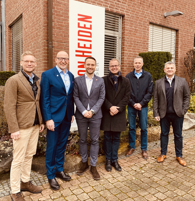 v.l.n.r. Jesper Jarnhäll (CCO Qvantum Industries AB),
Christian Burrichter (Geschäftsführung HvH Projektentwicklung & Mensching GmbH)
Dr. Helge Mensching (Geschäftsführer bei Heinz von Heiden GmbH Massivhäuser), Fredrik Rosenqvist (President und CEO - Qvantum Industries AB), Christian Schmidt (Leiter Haustechnik HvH), Wolfgang Herold (CEO Qvantum Energietechnik GmbH)
besiegeln die Kooperation
