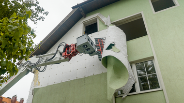 Das Porr Team konnte EPS mit dem Baggeraufsatz schon während des Rückbaus von Reststoffen befreien.