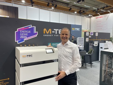 M-Tec-CTO Peter Huemer mit der Propan-Wärmepumpe 