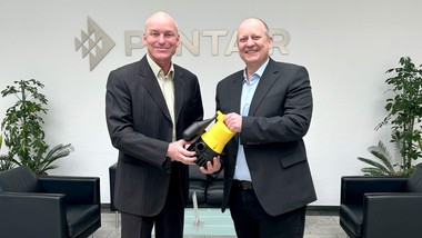 Symbolisch übergibt Werner Schuhegger den Vertrieb mit einer U3K Pumpe an Geschäftsführer Stefan Sirges