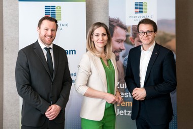 Foto: v.l.n.r.: Christoph Mair, Vorstandsmitglied von PV Austria und Bereichsleiter MEA Solar bei eww Anlagentechnik GmbH, Vera Immitzer, Geschäftsführerin von PV Austria, Christoph Dolna-Gruber von der Österreichischen Energieagentur