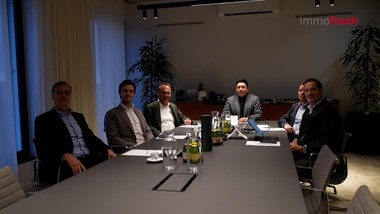 Sanieren statt planieren! Der Gebäudebestand rückt immer stärker in den Mittelpunkt der Immobilienbranche. Beim Immoflash Roundtable – diesmal zu Gast in den neuen Büroräumlichkeiten der Raiffeisen Property Holding International -   diskutieren Expertinnen und Experten darüber, wie bestehende Immobilien zukunftsfähig gemacht werden können.
  
Klar ist: Die Anforderungen sind hoch. Klimaziele, steigende Baukosten und knappe Ressourcen erhöhen den Druck, neue Lösungen für bestehende Gebäude zu finden.
  
  Gleichzeitig eröffnet die Sanierung große Chancen. Denn wer Bestehendes intelligent weiterentwickelt, kann ökologische Verantwortung und wirtschaftliche Perspektiven miteinander verbinden.
Dabei zeigt sich: Nachhaltige Entwicklung entsteht nicht allein durch Neubau. Immer öfter geht es darum, vorhandene Substanz sinnvoll zu nutzen und an neue Anforderungen anzupassen.
 
  Fest steht: Damit Sanierung im großen Stil gelingen kann, braucht es mehr als gute Absichten – gefragt sind klare Rahmenbedingungen, wirtschaftliche Anreize und der Wille, Bestand konsequent weiterzudenken. 
  
  Der Roundtable macht deutlich: Sanieren statt planieren ist längst mehr als ein Schlagwort. Es ist ein Ansatz, der die Zukunft der Immobilienwirtschaft zunehmend mitbestimmt.
========================

Wolfgang Kradischnig  CEO, DELTA
Dominik Czeczil   Managing Director, Infracom 
Dominik Löffler   CTO, REVIDE
Harald Muhr    Geschäftsführer, MST Muhr Sanierungstechnik
Karl-Maria Pfeffer  Managing Director, Raiffeisen Property Holding International