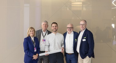 Zumtobel Group CEO Alfred Felder (zweiter von links) und apl CEO Dominik Burghaus (2. von r.) besiegeln ihre Partnerschaft auf der L+B in Frankfurt. 