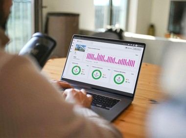 Die Interact Building Suite erweitert den Funktionsumfang des intelligenten Lichtmanagementsystems um hilfreiche Features und Analysemöglichkeiten.
