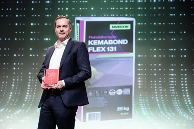 Murexin Slowenien Geschäftsführer Bojan Ošep mit der Auszeichnung „Produkt des Jahres 2026“.