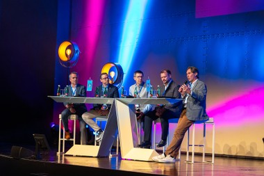 Am Podium im Talk zur Zukunft des Großhandels: (v.l.) Robert Küng Geschäftsführer Inhouse, Aaron Biesenberger, Vertriebsleiter Vaillant Österreich, Wolfgang Furch, 1a-Beirat/Installateur, Florian Bouchal, Vertriebsvorstand Frauenthal, mit 1a Geschäftsführer Patrick Lenhart