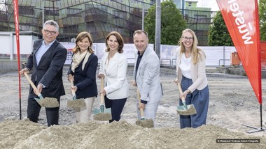 Projektverantwortliche und Politprominenz beim feierlichen Spatenstich