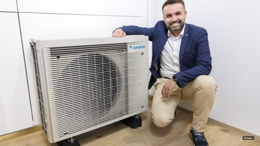 General Manager Daikin Österreich Alexander Springler mit einem Klima-Außengerät