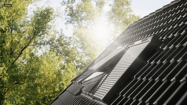 Velux Rollläden der neuen Generation werden direkt auf den Flügel des Dachfensters montiert. Das ermöglicht eine Bedienung des Fensters unabhängig von der Ausfahrposition des Rollladens.