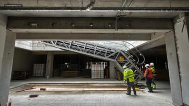Zwei neue hochmoderne Schindler-Fahrtreppen konnten für den neuen Bauteil K des Ordensklinikums Linz Barmherzige Schwestern planmäßig und mit höchster Präzision eingehoben werden