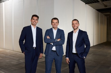 Mit 1. Juli 2026 wird die Geschä6sführung von Austrotherm in Österreich neu aufgestellt: Maximilian Schmid (links) und Christoph Pröbstl (rechts) übernehmen gemeinsam die Geschä6sführung von Austrotherm Österreich.