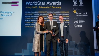 Clemens Leiter (rechts) nimmt in Düsseldorf den WorldStar Packaging Award 2026 entgegen