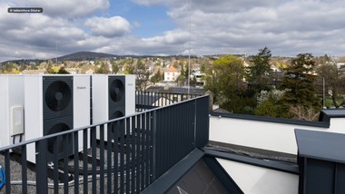 Vier kaskadierte Vaillant aroTherm plus Luft-Wärmepumpen-Außeneinheiten wurden am Dach aufgestellt: Sie bilden die Grundlage der Wärmepumpen-Heizlösung im Projekt Hütteldorfer Straße 335