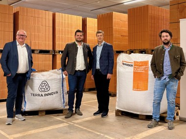 V.l.n.r.: Maximilian Etzenberger, David Etzenberger, Christian Ehrensberger (alle Terra-Innova) und Stefan Roithmair (Bauder)
