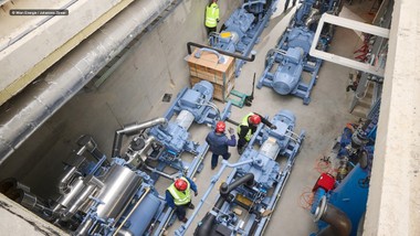  Kältemaschinen werden bei der Baustelle des Stadtentwicklungsgebiets Donaufeld in die Kältezentrrale eingebracht