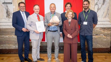 Bundesministerin Eva-Maria Holzleitner, BSc, Bundesminister Norbert Totschnig und weitere Vertreter*innen des Bundesministeriums; seitens Carinthia University of Applied Sciences | Hochschule Kärnten: FH-Prof. Dr. Martin Waiguny, Prof. Mag. arch. Wolfgang Grillitsch, Mag. arch. Stefan Breuer und Dipl. Arch. ETH Georg Riesenhuber