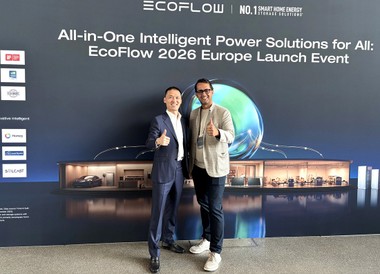 Bruce Wang (CEO EcoFlow) und Robert Buchinger (CEO Sunlumo) präsentierten anlässlich der Intersolar Europe 2026 eine neue Speicherlösung für Gewerbe und Industrie.