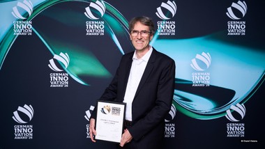Dr. Ulrich Weiss, Head of Product Management & Innovation & Global IT bei Ledvance, mit dem German Innovation Award 2026