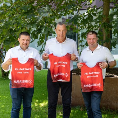 Von links: Hargassner Geschäftsführer Anton Hargassner, FIL-Präsident Einars Fogelis, Hargassner Geschäftsführer Markus Hargassner