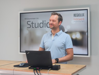 Alexander Ross, Innovationsmanager bei Regiolux, vermittelt im Webinar „Zukunft Licht“ praxisnahes Wissen über UV-B-Licht, Vitamin D und die Potentiale innovativer Lichtlösungen für moderne Innenräume. 