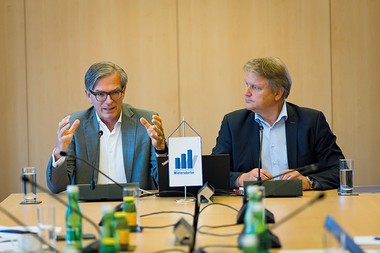 Zwei beim Zahlenzählen: CEO Michael Junghans (r.) und CFO Hannes Gailer