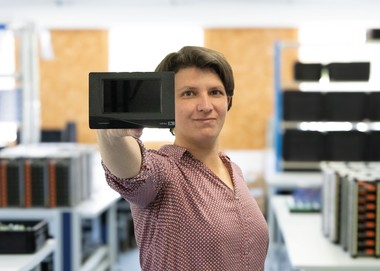 TA Key Accounterin Tina Miedler mit einem Jubiläumsgerät