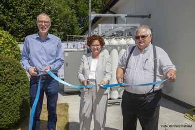 In Wiener Neustadt wurde eine saisonale Wasserstoffanlage eröffnet, die PV-Strom aus dem Sommer für den Winterbedarf speichert.