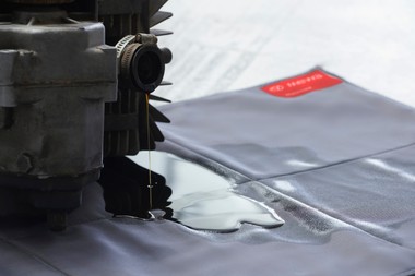 Ölgetränkte Materialien sind kein Abfall, sondern ein potenzieller Brandherd. Wenn offene Lagerung oder ungeeignete Behälter dazukommen, steigt das Risiko enorm.
