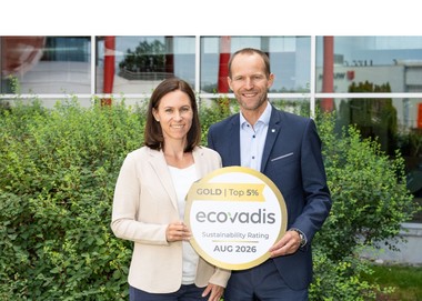 Ingrid Reichenauer, Leiterin des Nachhaltigkeitsmanagements bei Würth Österreich, und Michael Hempt, CEO Würth Österreich, freuen sich über die EcoVadis Gold-Auszeichnung 2026