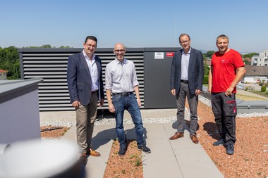 Auf dem Dach: v.l.n.r.: Rene Zobl (Hoval), Thorsten Rolek (PM, at home),  Michael Hoffmann (at home), Dominik Reitmeier (Kundendienst, Hoval) 