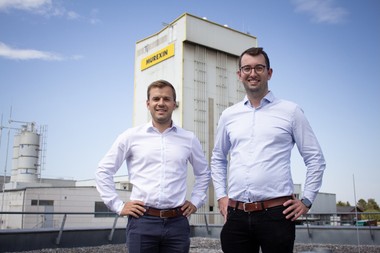 Von links: Rainer Pascher, Geschäftsführer Murexin GmbH und Sebastian Lumetzberger, Entwicklungsleiter Murexin GmbH am Hauptsitz Wiener Neustadt.