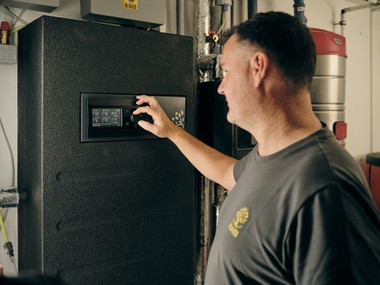 Die KWB EasyAir Plus ist eine Luft-Wasser-Wärmepumpe mit natürlichem Kältemittel R290 und 6 bis 24 kW Leistung. 