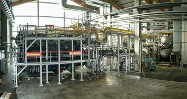 Die mächtigen Maschinen sollen künftig mehr als hundertausend Haushalte mit Wärme und Warmwasser versorgen