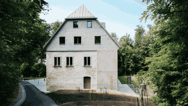 Ehemaliges Jesuitenrefektoriums am Rosenhain – Institut für Bewegungswissenschaften, Sport und Gesundheit der Universität Graz | Kinderkrippe Gabersdorf  | COOLYMP: DDr.-Alois-Lugger-Platz im Olympischen Dorf Innsbruck © IKM Stadt Innsbruck, Fabian Bär / Christoph Rauth | DIE BÄCKEREI Kulturbackstube  | Lehm Ton Erde Werkhalle und Bürogebäude  | Villa Beer 