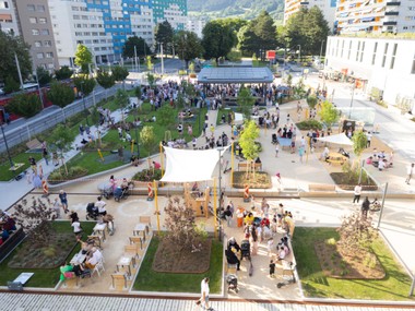 Ehemaliges Jesuitenrefektoriums am Rosenhain – Institut für Bewegungswissenschaften, Sport und Gesundheit der Universität Graz | Kinderkrippe Gabersdorf  | COOLYMP: DDr.-Alois-Lugger-Platz im Olympischen Dorf Innsbruck © IKM Stadt Innsbruck, Fabian Bär / Christoph Rauth | DIE BÄCKEREI Kulturbackstube  | Lehm Ton Erde Werkhalle und Bürogebäude  | Villa Beer 