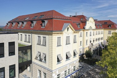 Bei historischen Gebäuden gibt es keine Standardlösung. Insbesondere bei sensiblen Fassaden können Erhalt, Reparatur und gezielte technische Anpassungen die bessere Lösung als ein kompletter Austausch sein.