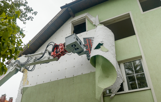 Das Porr Team konnte EPS mit dem Baggeraufsatz schon während des Rückbaus von Reststoffen befreien.