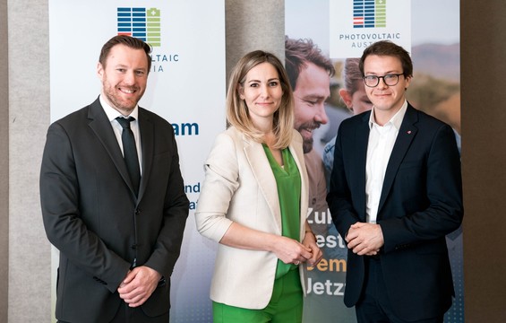 Foto: v.l.n.r.: Christoph Mair, Vorstandsmitglied von PV Austria und Bereichsleiter MEA Solar bei eww Anlagentechnik GmbH, Vera Immitzer, Geschäftsführerin von PV Austria, Christoph Dolna-Gruber von der Österreichischen Energieagentur