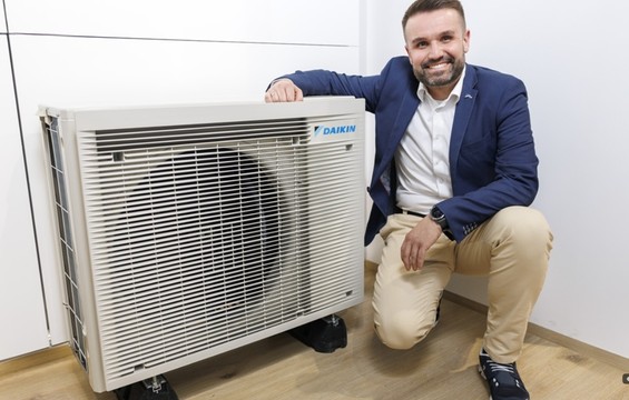 General Manager Daikin Österreich Alexander Springler mit einem Klima-Außengerät