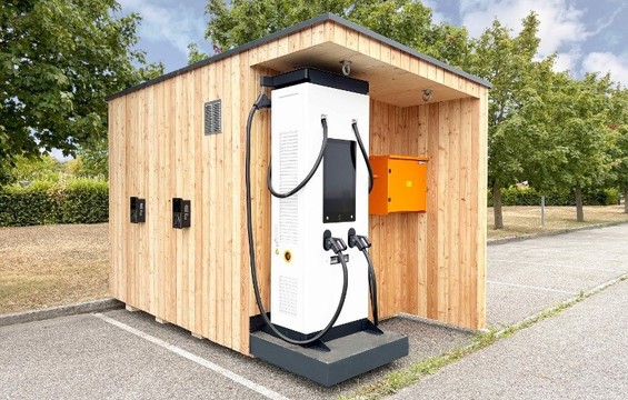 LumoPower Wood ist eine hochwertige, nachhaltige Lösung für Baustellen, Veranstaltungen und temporäre Ladelösungen.